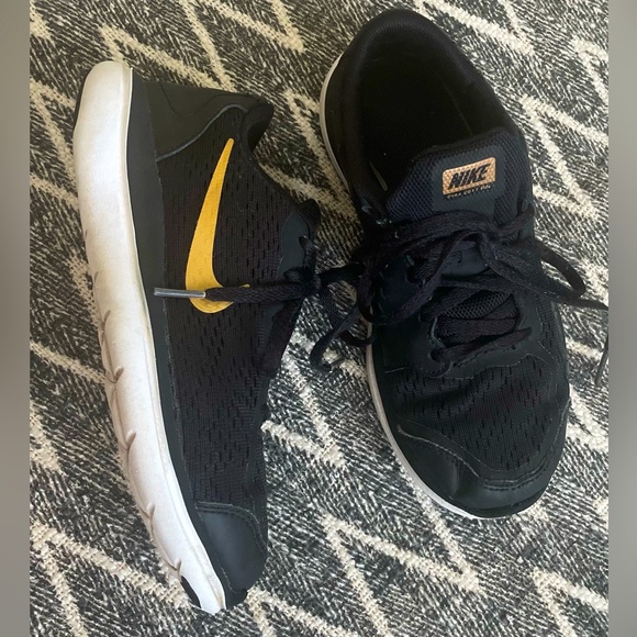 Nike Other - Boys Nike Flex black gold white tennis shoes sneakers